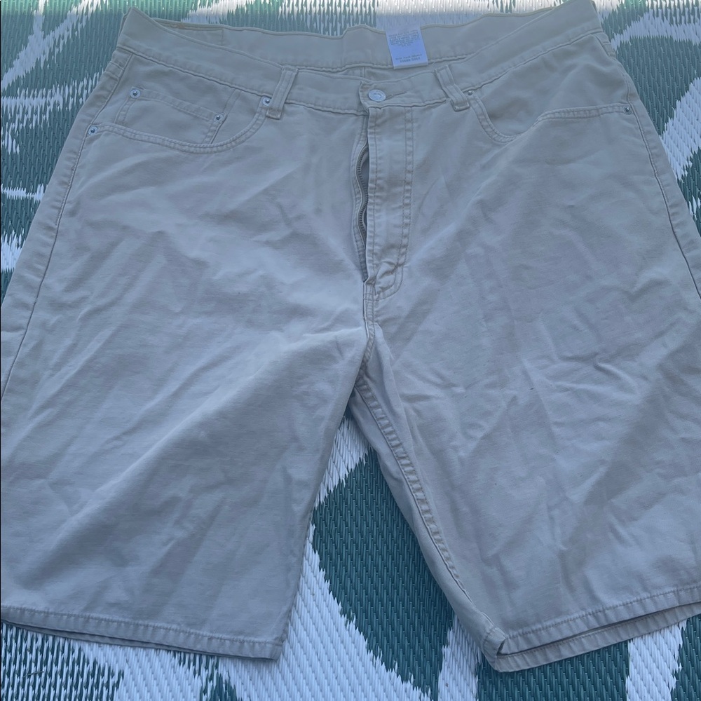 Levi's Men's Beige Flat Front Shorts